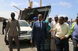 PM Khayre Intervenes In Dispute Between Mogadishu Port Management And Businessmen