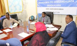 Banadir Region Governor Says Government Workers Earning Salaries While skipping their work is Unacceptable