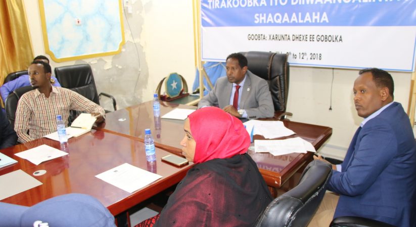 Banadir Region Governor Says Government Workers Earning Salaries While skipping their work is Unacceptable