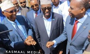 Sawiro;-Madaxweynihii Hore Ee Somalia Sheekh Shariif Oo Gaaray Garoowe