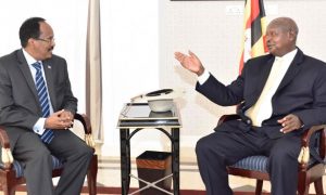 Museveni oo Madaxweyne Farmaajo kula taliyay in uu dhimo mushaarka Ciidanka Somaliya
