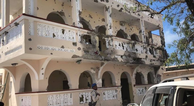 SAWIRO: Bur bur xooggan oo gaaray Hoteelkii ay weerareen Al-Shabaab