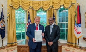 Madaxweyne Trump oo Warqadaha Aqoonsiga ka guddoomay Safiirka Cusub ee Somalia