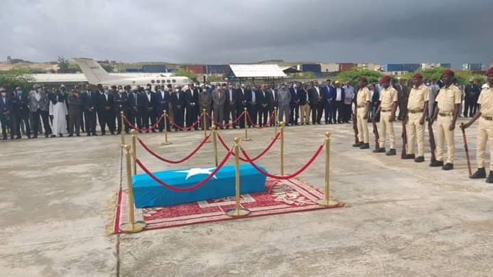 SAWIRO:-Meydka Ra’iisul Wasaarihii hore ee Somalia oo laga soo dejiyay Muqdish