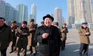 Kim Jong-un oo sigaarka ku cabba fagaarayaasha balse dadkiisa ka mamnuucay