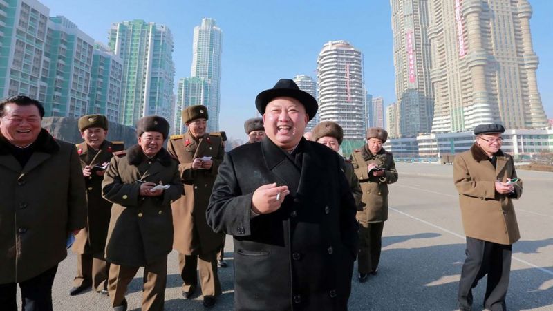 Kim Jong-un oo sigaarka ku cabba fagaarayaasha balse dadkiisa ka mamnuucay
