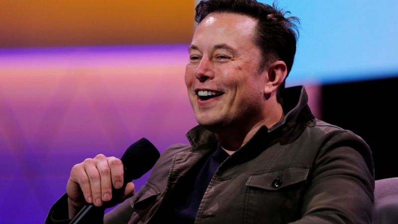 Mulkiilaha shirkadda Tesla Elon Musk, oo  lumiyey kaalinti koobaad ee uu uga jiray maalqabeennada adduunka