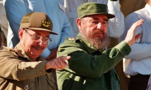 Raúl Castro oo  iska casilay xilkii xoghayaha koowaad ee uu ka hayay xisbiga shuuciga ee maamulo dalkaasi Cuba.