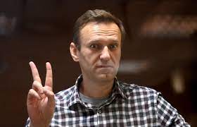 Dhaqaatiirta hoggaamiyaha mucaaradka Ruushka Alexei Navalny oo  sheegay in “maalmaha soo socda uu dhiman doono” haddii aan daryeel caafimaad loo fidin.