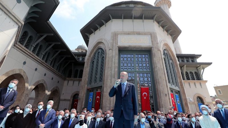 Erdogan oo  xarigga ka jaray masaajid laga dhisay fagaaraha Taksim ee ku yaalla  Istanbul