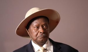 Museveni oo caleemo-saarkiisa ku casuumay in ka badan 400 oo ruux!