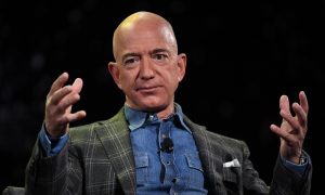 Jeff Bezo oo  iska casiley hoggaamintii shirkadda Amazon