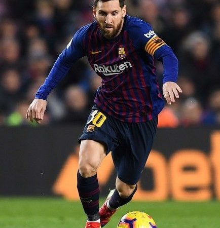 Xidigga Barcelona Messi oo ogolaaday inuu kooxdaasi sii joogo