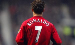 Laacibka Kubadda Cagta Cristinano Ronaldo oo 2 Sano u Saxiixay Manchester United