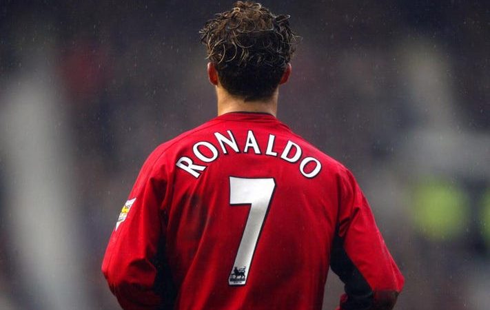 Laacibka Kubadda Cagta Cristinano Ronaldo oo 2 Sano u Saxiixay Manchester United