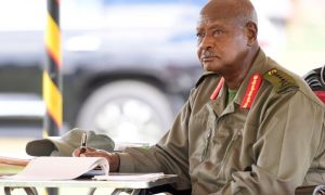 Madaxweyne Museveni oo  ku hanjabay in ciidanka kala baxo Soomaaliya khilaafka Farmaajo iyo Rooble kadib