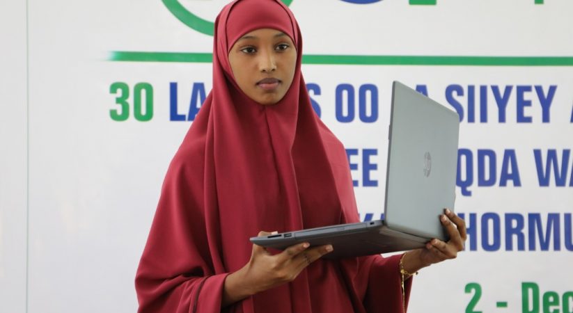 Hormuud Salaam Foundation oo Laptop u qaybisay ardaydii guuleysatay