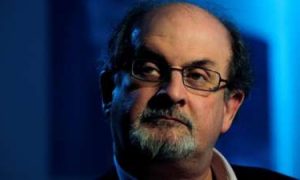 Salman Rushdie oo kasoo baxay xaaladdii degdega bilaabayna inuu hadlo