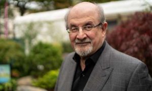 Xaaladda caafimaad ee Salman Rushdie oo laga dayrinayo kadib dhaawac soo gaaray