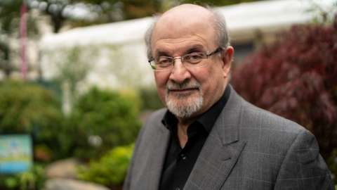 Xaaladda caafimaad ee Salman Rushdie oo laga dayrinayo kadib dhaawac soo gaaray