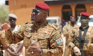 Dowladda Burkina Faso oo  sheegtay in 11 askari meydadkooda la helay halka 50 qof oo rayid ah la la’ayahay halka jaan iyo cirib ay