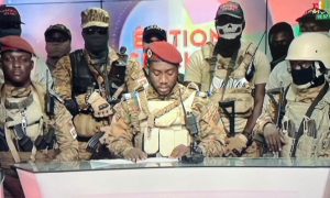 Sarkaal ka tirsan militeriga Burkina Faso oo  teleefishinka dowladda kaga dhawaaqay in xilka laga tuuray hoggaamiyihii militeriga ee dalkaas