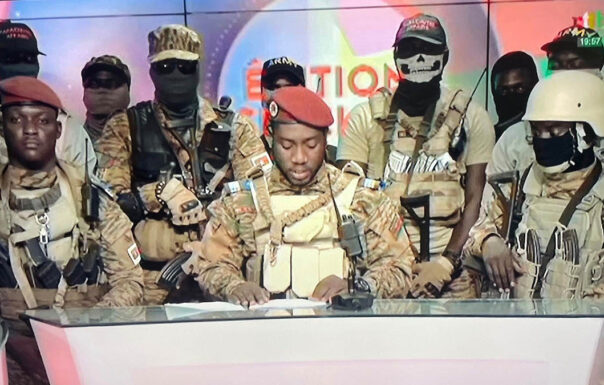 Sarkaal ka tirsan militeriga Burkina Faso oo  teleefishinka dowladda kaga dhawaaqay in xilka laga tuuray hoggaamiyihii militeriga ee dalkaas