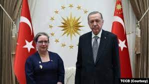 Erdogan oo warqadaha aqoonsiga ka guddoomay safiirka Israa’iil ee Turkiga