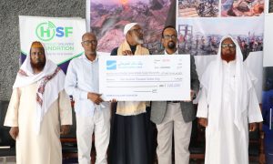 Hormuud Salaam Foundation oo $100,000 ugu deeqdey ganacsatadii ku hanti beeshay dabkii Suuqa Bakaaraha.
