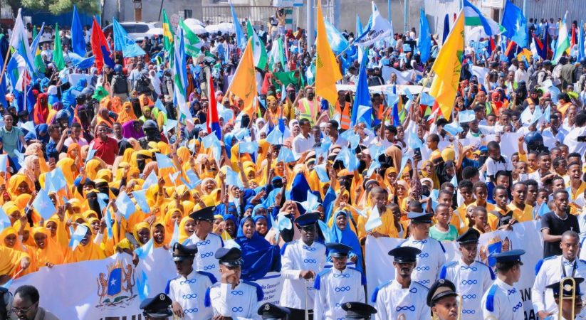Mogadishu Residents Join Rally to Support Completion of Provisional Constitution